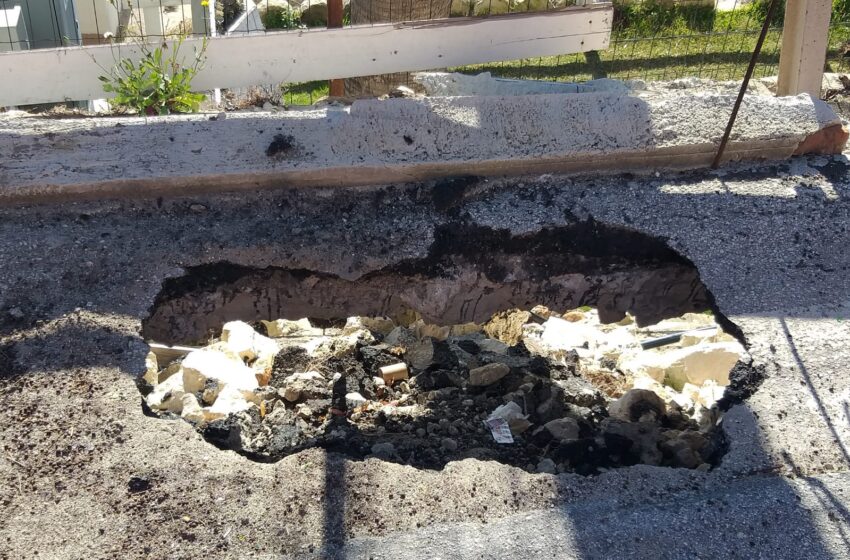  Siracusa. Viale dei lidi, cede un pezzo di asfalto nel tratto interdetto al transito