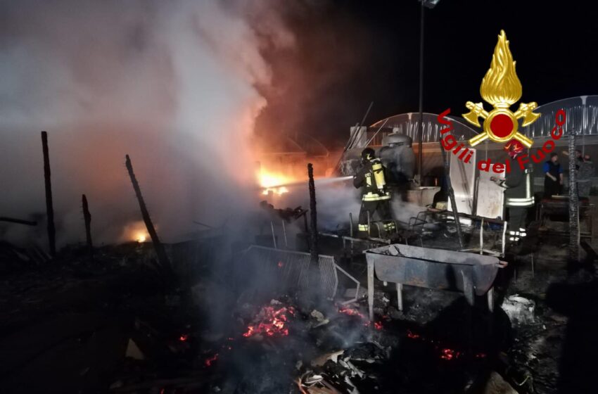 Magazzino agricolo distrutto dalle fiamme tra le serre di Pachino. Le foto