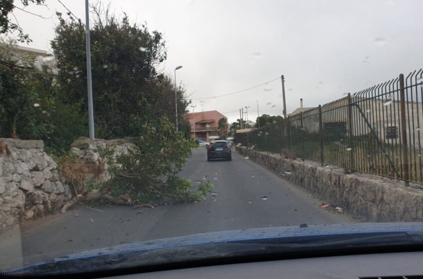  Siracusa spazzata da intense folate di vento, primi disagi. Peggioramento in serata