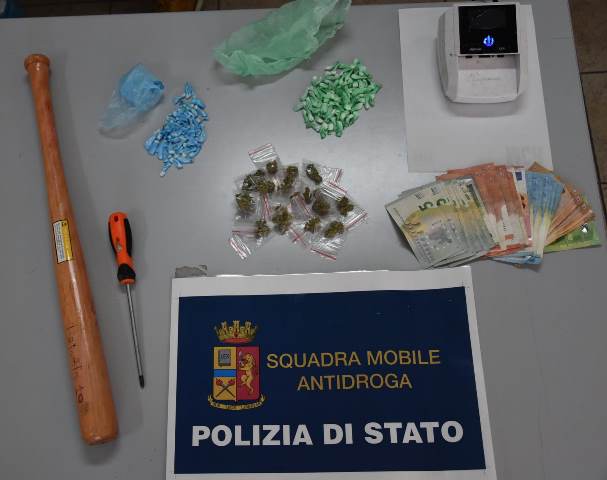  Siracusa. Nell'androne con droga e mazza da baseball: un arresto in via Italia 103