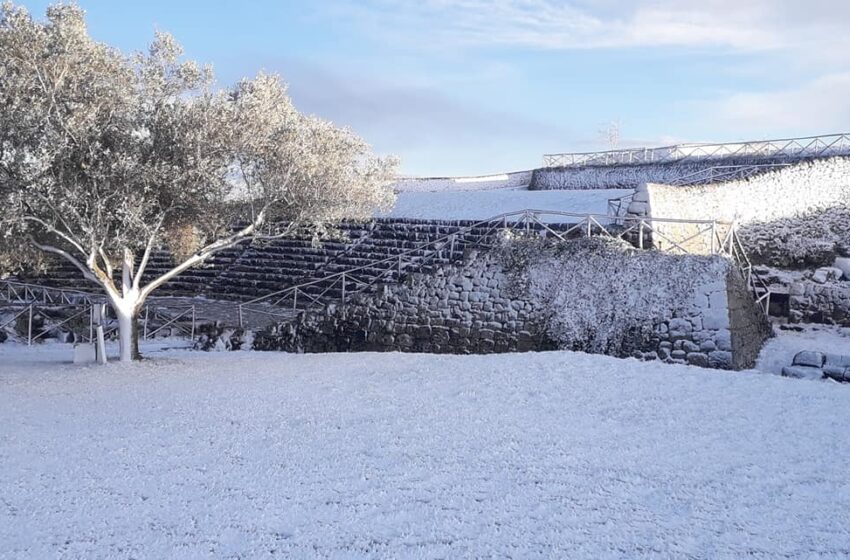 Notte sotto zero, è allerta neve: imbiancato il teatro greco di Palazzolo Acreide