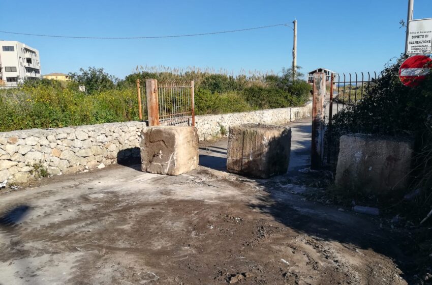  Tornano i cubi in cemento all'ingresso della ex Tonnara: misura anti-abbandono rifiuti