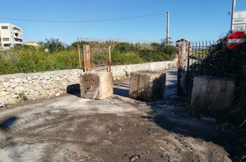 Tornano i cubi in cemento all'ingresso della ex Tonnara: misura anti-abbandono rifiuti