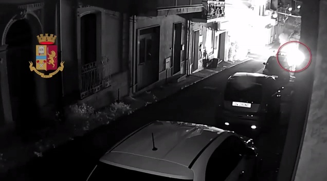  VIDEO. Notte di fuoco, 8 auto in fiamme: identificato e arrestato il presunto piromane