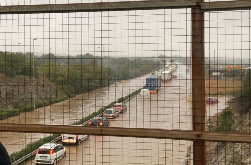  Bomba d'acqua, mezzi impantanati in autostrada a Cava Sorciaro