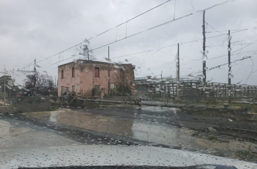  Il forte vento butta giù una torre faro in stazione a Priolo: ripresi i collegamenti ferroviari