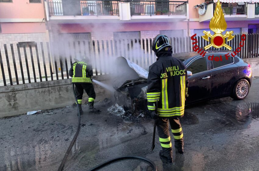  Siracusa. Auto in fiamme in via Temistocle, indagini in corso