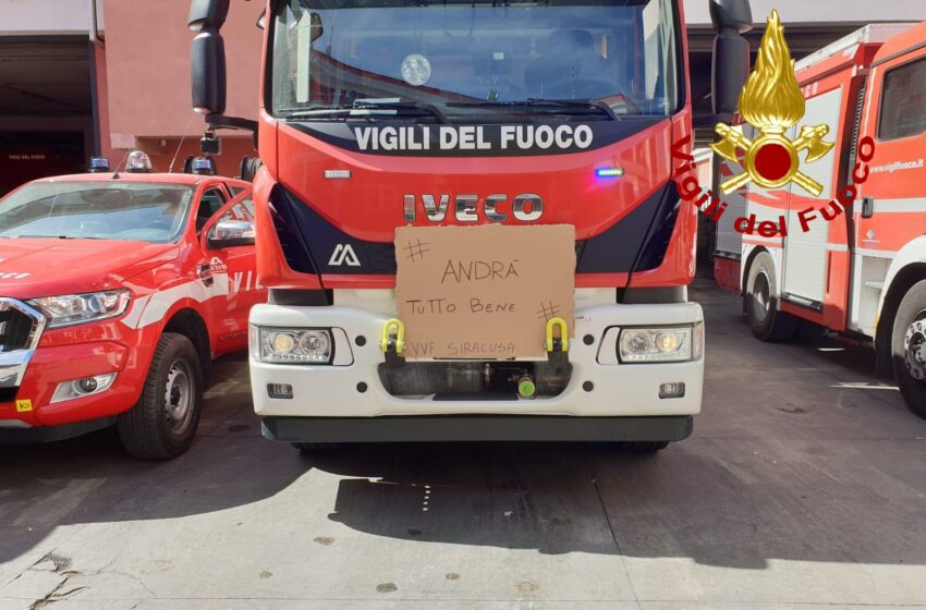  Siracusa. Il "grazie" dei vigili del fuoco: cartello #andràtuttobene sui loro mezzi