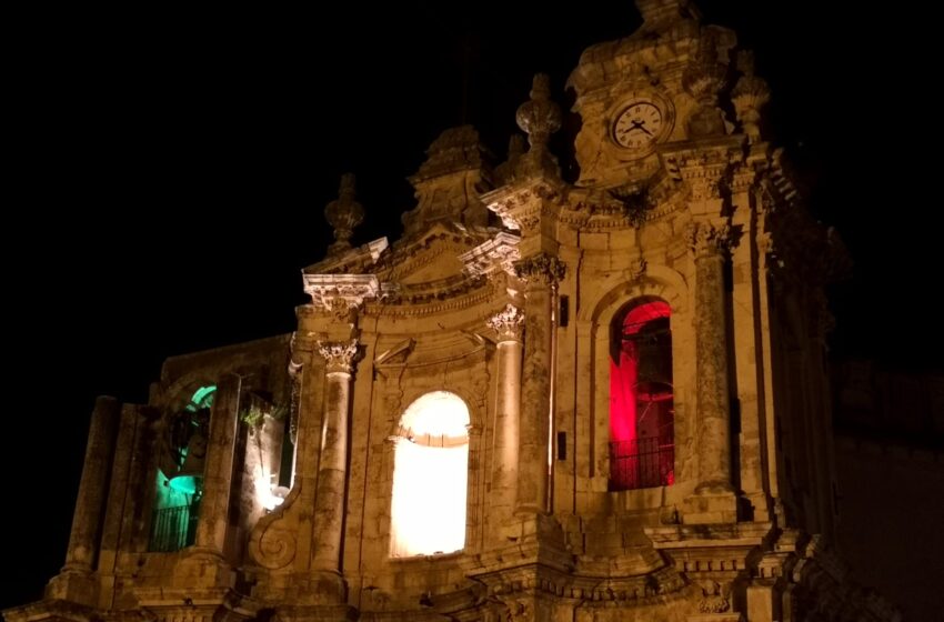  La chiesa di Sant'Antonio illuminata con il Tricolore: alle 21 Ferla intonava l'Inno di Mameli