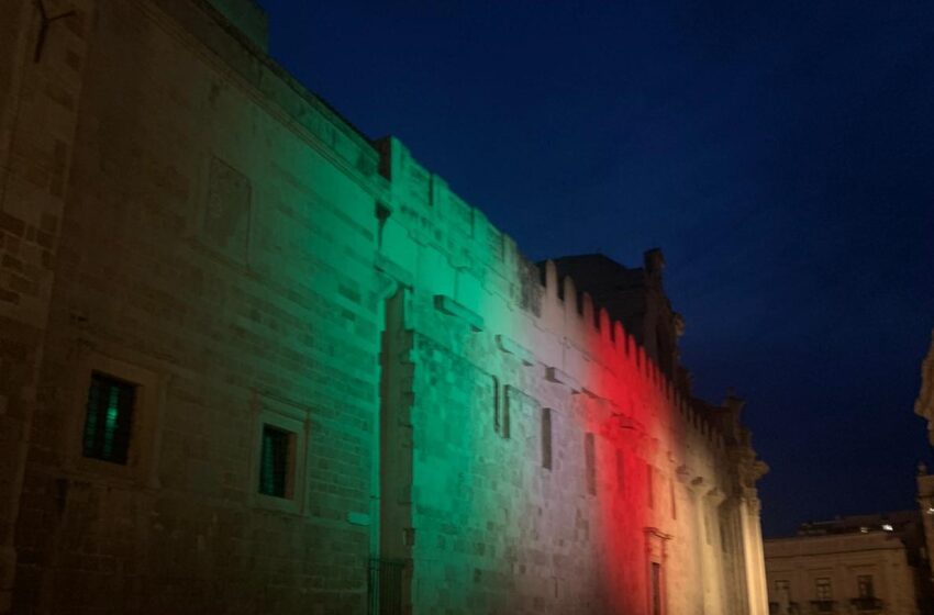  Siracusa. Piazza Minerva illuminata con i colori della bandiera italiana