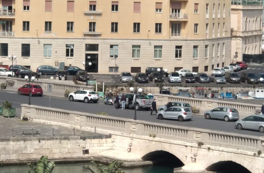  Siracusa. Ponte Umbertino, quante auto: la Municipale controlla, ma Ortigia è paradosso