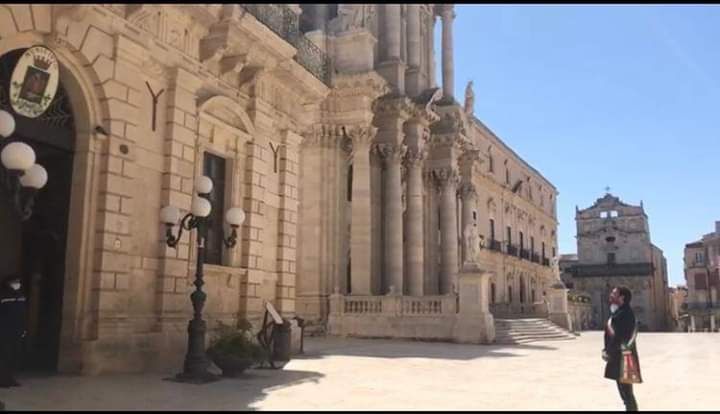  Siracusa. Bandiere a mezz'asta: a mezzogiorno un minuto di silenzio