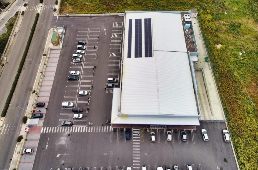  Siracusa. Foto dal drone: in fila (a distanza) all'esterno del supermercato