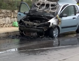  Siracusa. Auto prende fuoco in viale Paolo Orsi, nessun ferito