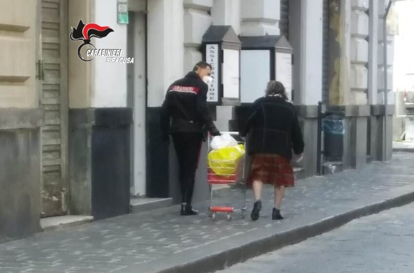  Il bel gesto del Carabiniere: aiuta un'anziana a portare la spesa a casa