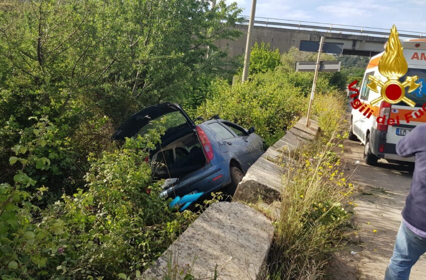  Incidente stradale in contrada Cavadonna, auto finisce oltre la sede stradale