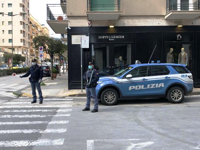 Positivo al covid ma in giro in città: la Polizia denuncia un 42enne di Siracusa