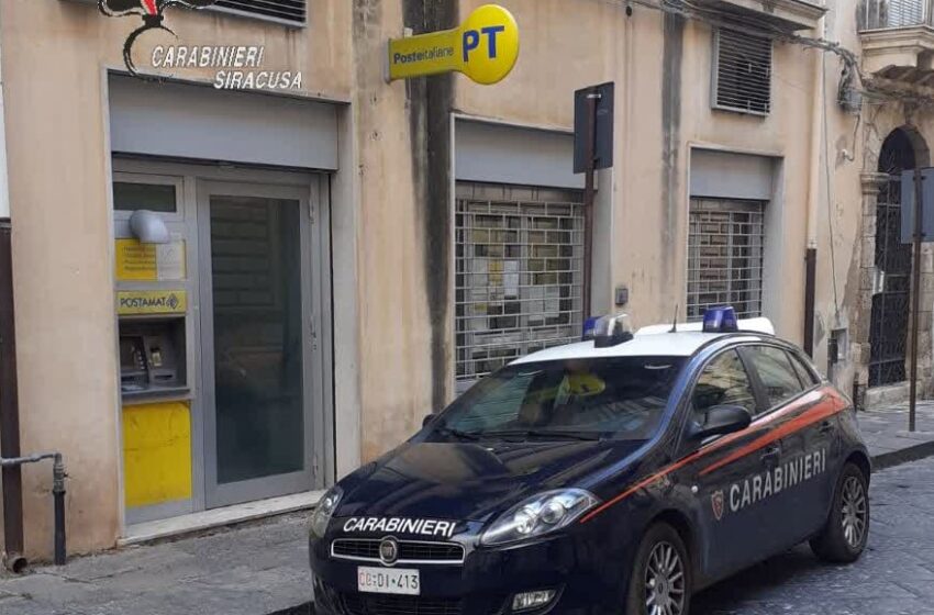  Pensione a domicilio, la portano i carabinieri: prima consegna a Noto con le telecamere di Mattino 5