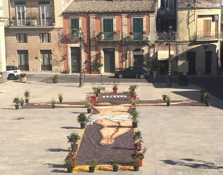  Palazzolo. Pasqua, il Crocifisso del compianto Andrea Caruso montato nella notte in piazza