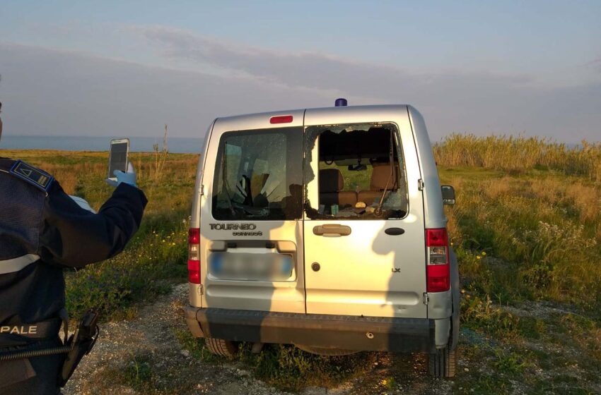  Municipale nel mirino, danneggiata auto del nucleo Ambientale: rubate telecamere