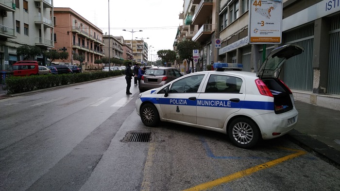  Polizia Municipale vs posteggiatori abusivi: altro round alla Neapolis, un sanzionato