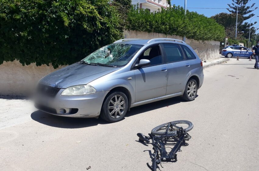  Incidente stradale a Fontane Bianche, 24enne in bici travolto da un'auto