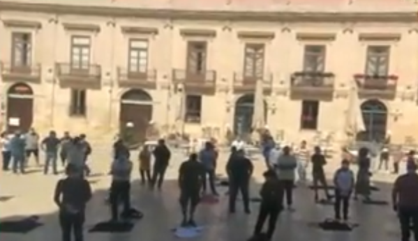  Siracusa. Il flashmob dei ristoratori: vestiti a lutto, mise en place sulla pietra di piazza Duomo