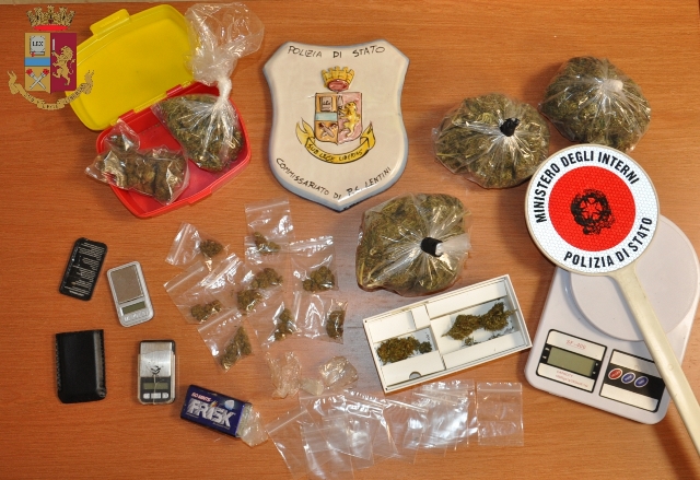  Droga, arrestato 19enne: oltre 200 grammi di marijuana in casa