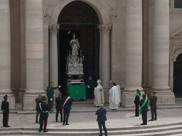  Siracusa. Festa del Patrocinio di Santa Lucia: per la prima volta piazza Duomo deserta