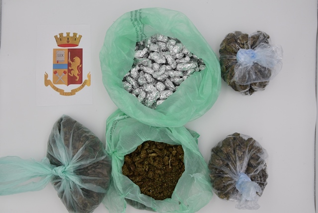  Siracusa. Forte odore di marijuana, arrestato 30enne: nella busta ne aveva 250 grammi