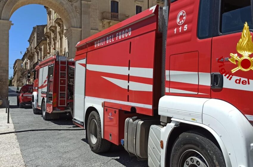  Paura a Noto, incendio in un bar nei pressi dell'elegante Porta Reale