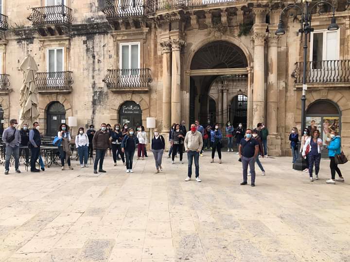  Siracusa. Mascherina e distanziamento, inedito sit-in in piazza Duomo: "Multiservizi, proroga folle"