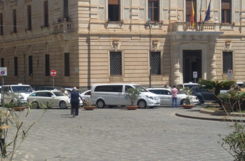  Siracusa. La protesta dei tassisti, in corteo sotto la Prefettura: "siamo alla frutta"