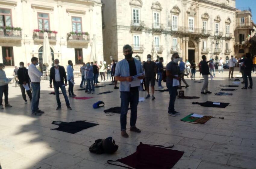  Siracusa. Grembiuli per terra, flashmob dei ristoratori in piazza Duomo e poi incontro col sindaco