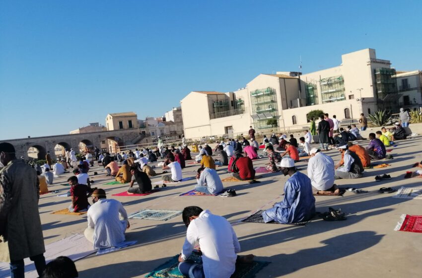  Siracusa. Tappeti e mascherine sul Talete, i musulmani celebrano la fine del Ramadan