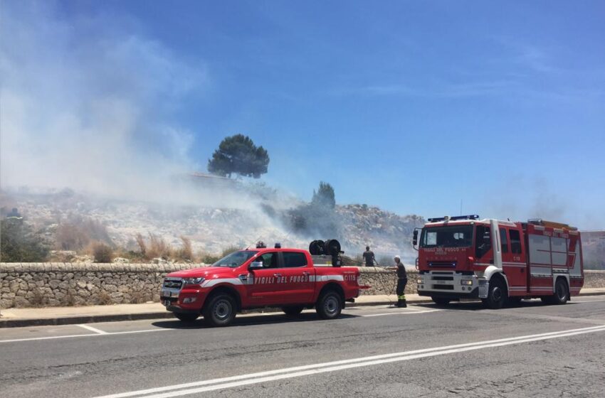  Siracusa. Incendio di sterpaglie alla Balza Akradina, fiamme anche fuori città