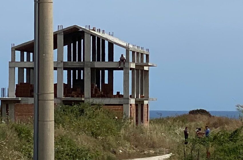  Siracusa. Paura in viale Santa Panagia: minacciava di lanciarsi da un palazzo in costruzione, salvato