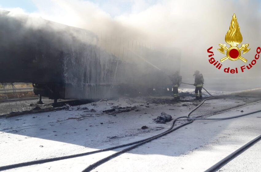  Incendio in autostrada, distrutto il rimorchio di un autoarticolato. Salvo il conducente