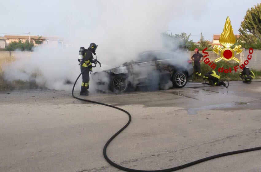  Siracusa. Via Monte Frasca, incendio distrugge una Mercedes in sosta
