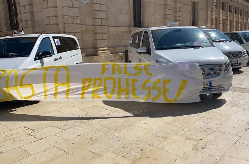  Siracusa. Protesta dei tassisti davanti al Vermexio: "Vogliamo un sostegno economico"