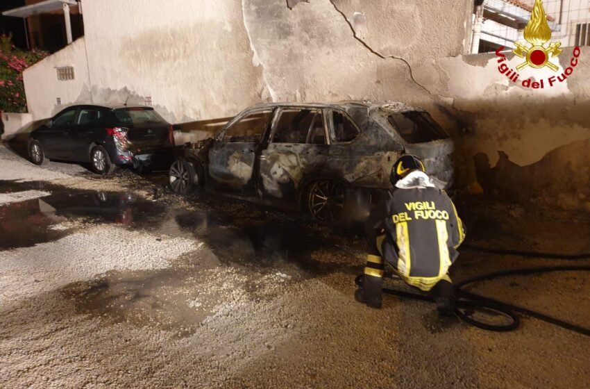  Siracusa. Auto distrutta dalle fiamme in via Sommatino, lievi danni per una seconda vettura
