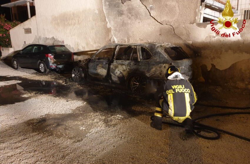 Siracusa. Auto distrutta dalle fiamme in via Sommatino, lievi danni per una seconda vettura