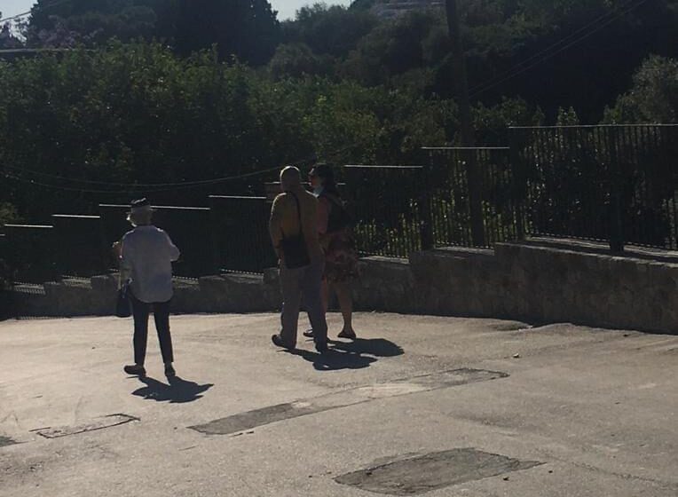 Turisti milanesi pronti a tutto per le vacanze a Siracusa: singolare episodio con finale romantico