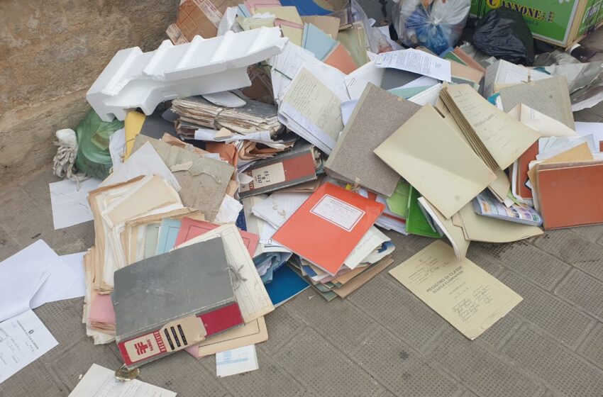  Siracusa. Documenti di una scuola abbandonati in via Carabelli: multato l'istituto