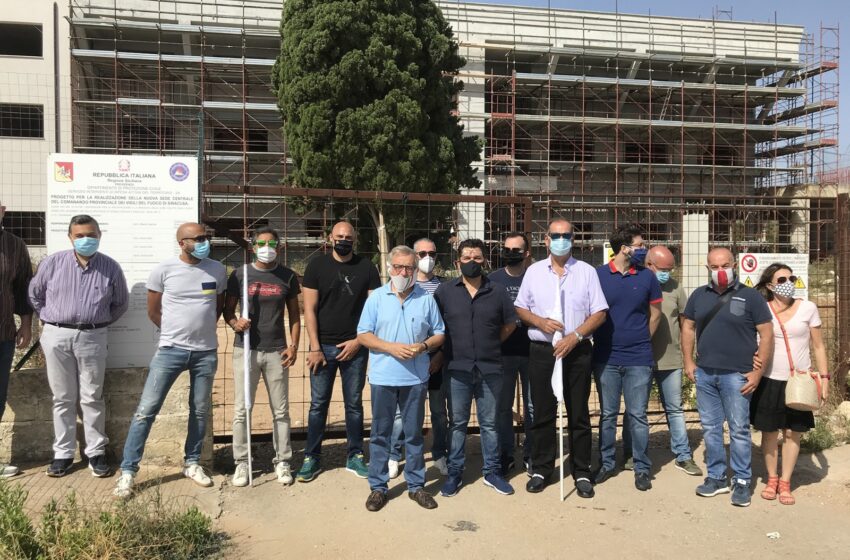  Rischio incompiuta, manifestazione di protesta al cantiere della caserma dei Vigili del Fuoco