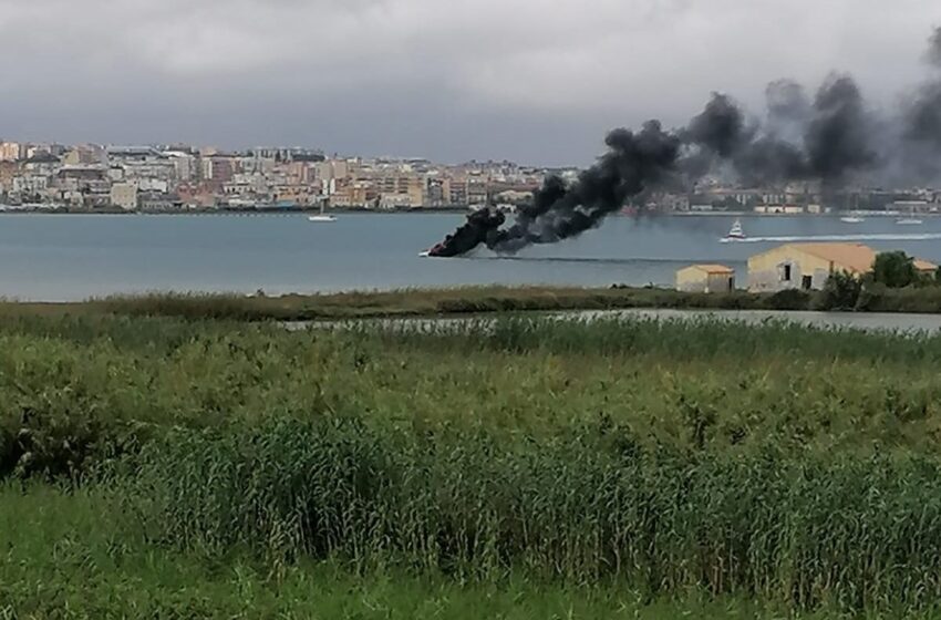  VIDEO. Ancora sconosciute le cause dell'incendio a bordo del cabinato, nel Porto Grande