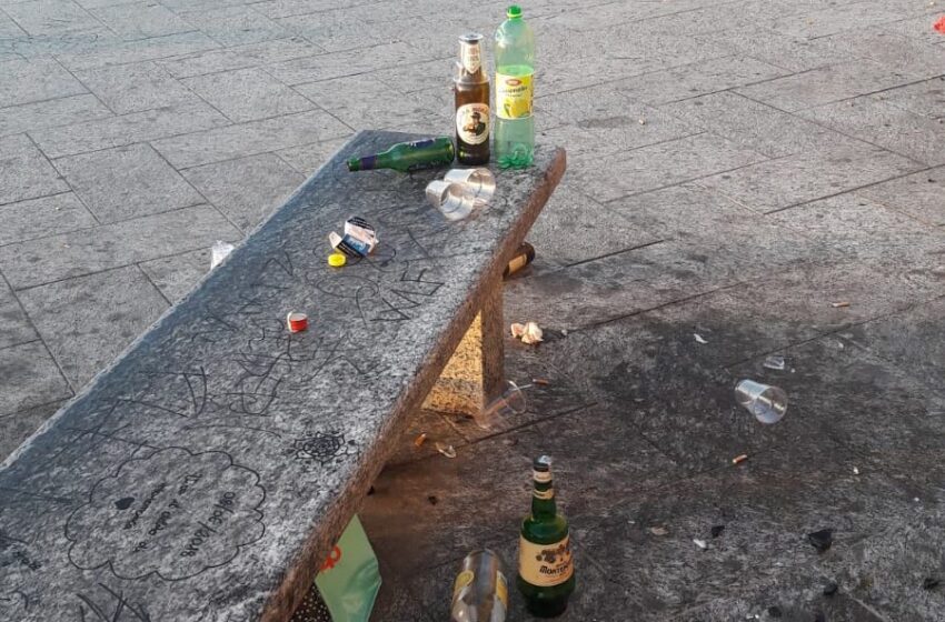  Noto. "Troppe bottiglie di vetro abbandonate nelle vie della movida" : il sindaco ne vieta la vendita