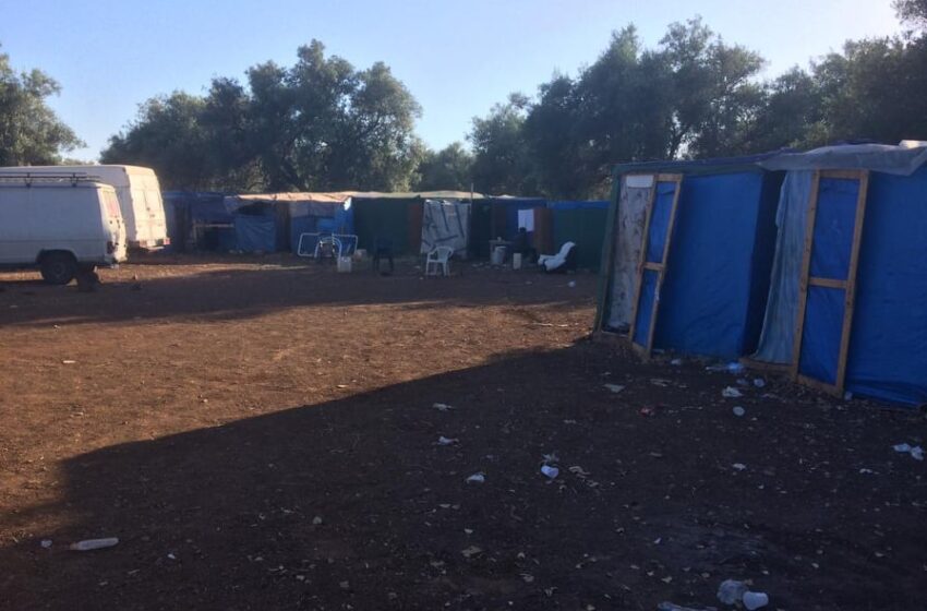  Rete Antirazzista alla baraccopoli di Cassibile, donate tende e sacchi a pelo. "Piaga caporalato"