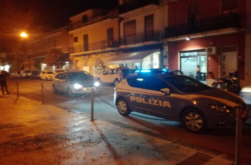 Tensione a Cassibile: "Immigrati urinano in piazza", interviene la polizia. Monta la protesta