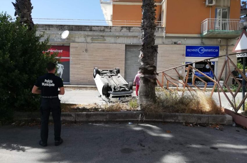  Siracusa. Auto cappotta in viale Santa Panagia, illesa la donna alla guida